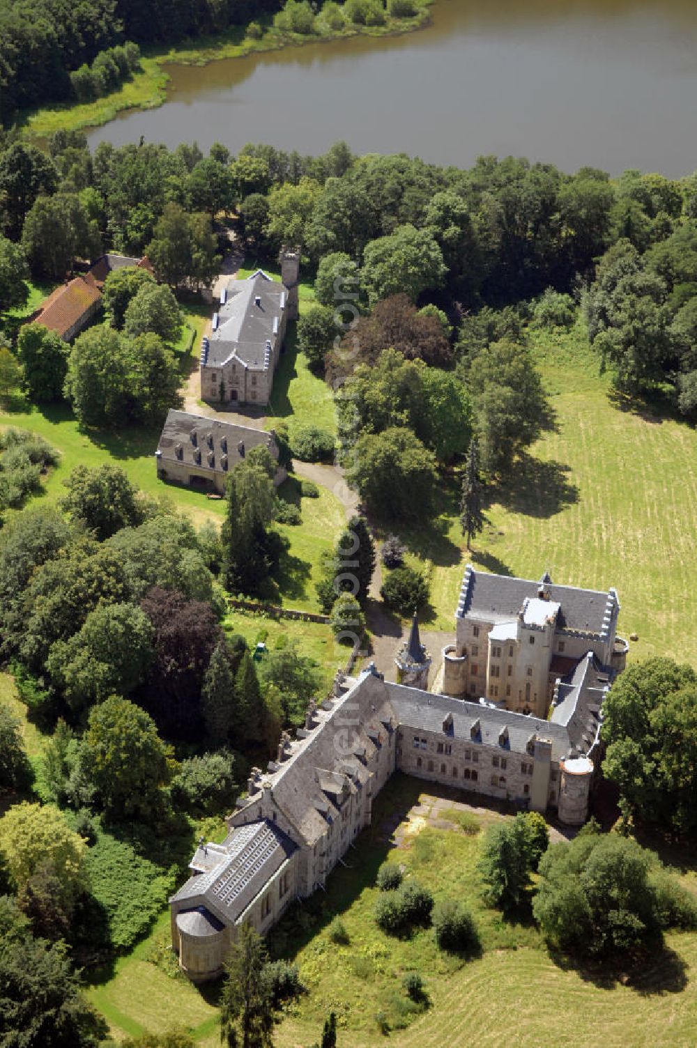 Friedrichroda from above - Blick auf das Schloss Reinhardsbrunn / Reinhardtsbrunn. Das hier zum Schluss geführte Hotel wurde im Oktober 2001 geschlossen. Seit dem steht das Schloss leer.