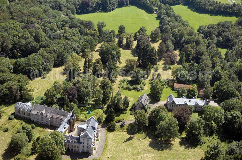 Friedrichroda from the bird's eye view: Blick auf das Schloss Reinhardsbrunn / Reinhardtsbrunn. Das hier zum Schluss geführte Hotel wurde im Oktober 2001 geschlossen. Seit dem steht das Schloss leer.