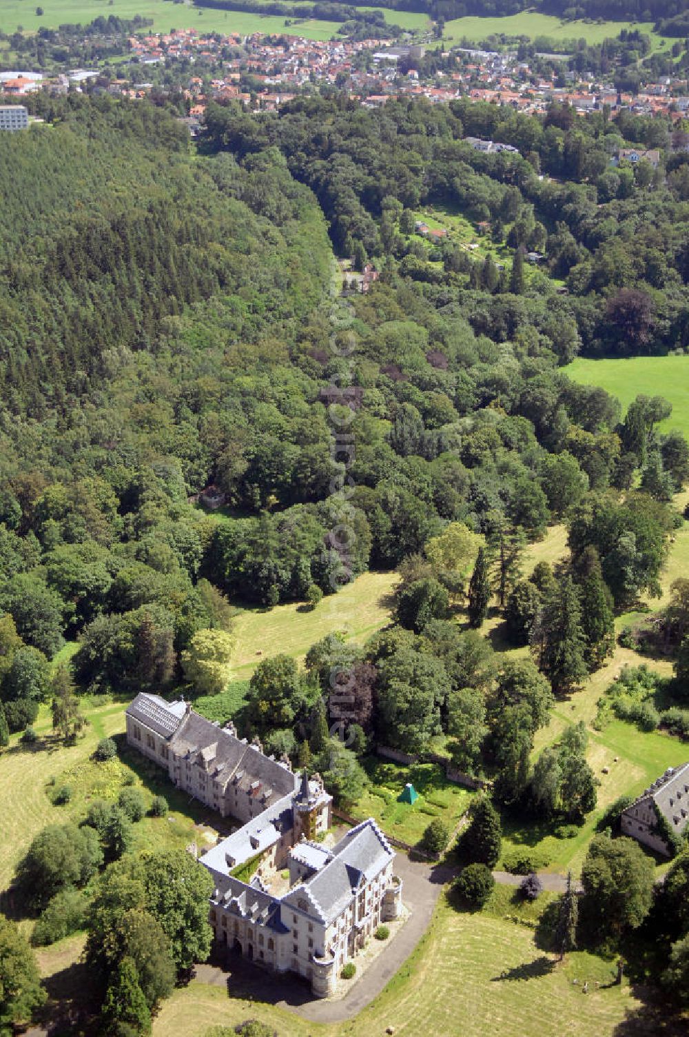 Aerial image Friedrichroda - Blick auf das Schloss Reinhardsbrunn / Reinhardtsbrunn. Das hier zum Schluss geführte Hotel wurde im Oktober 2001 geschlossen. Seit dem steht das Schloss leer.