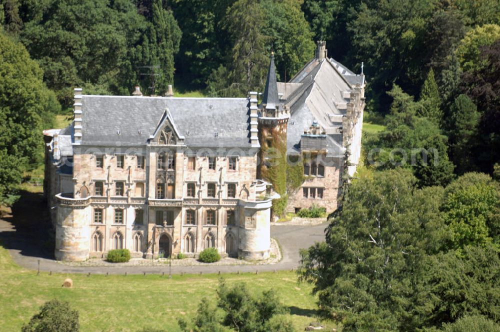 Aerial photograph Friedrichroda - Blick auf das Schloss Reinhardsbrunn / Reinhardtsbrunn. Das hier zum Schluss geführte Hotel wurde im Oktober 2001 geschlossen. Seit dem steht das Schloss leer.