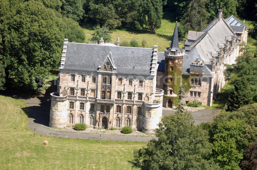 Friedrichroda from above - Blick auf das Schloss Reinhardsbrunn / Reinhardtsbrunn. Das hier zum Schluss geführte Hotel wurde im Oktober 2001 geschlossen. Seit dem steht das Schloss leer.