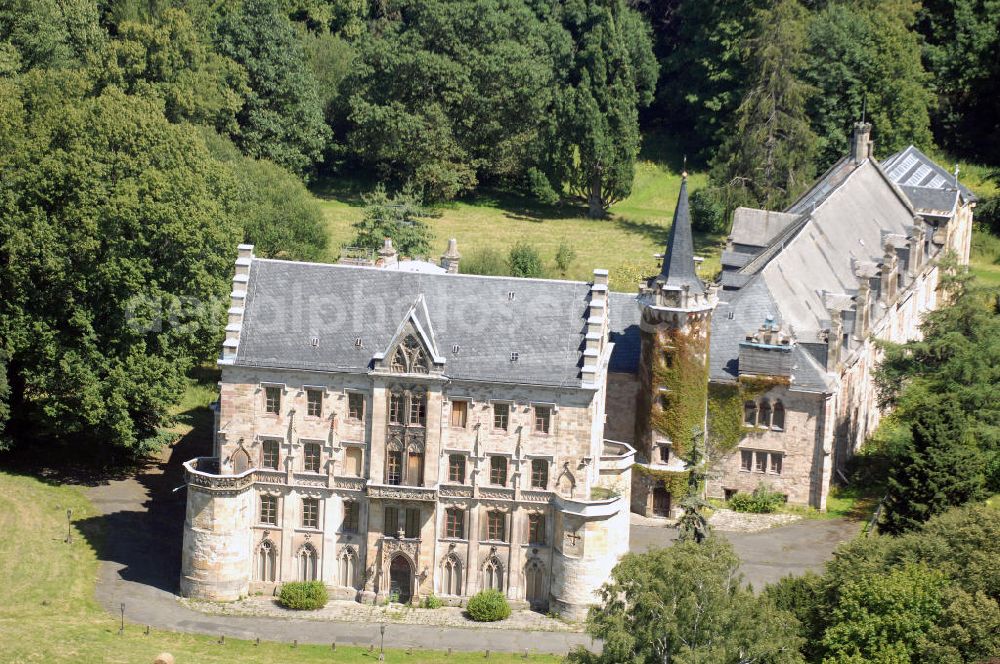 Friedrichroda from the bird's eye view: Blick auf das Schloss Reinhardsbrunn / Reinhardtsbrunn. Das hier zum Schluss geführte Hotel wurde im Oktober 2001 geschlossen. Seit dem steht das Schloss leer.