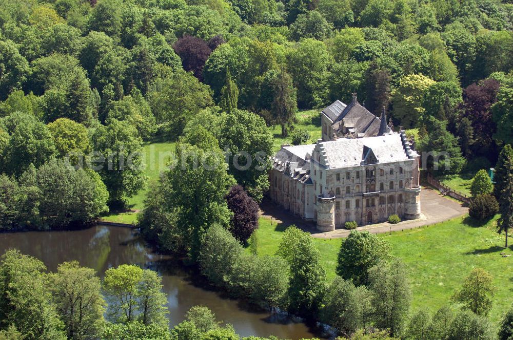 Friedrichroda from above - Blick auf das Schloss Reinhardsbrunn / Reinhardtsbrunn. Das hier zum Schluss geführte Hotel wurde im Oktober 2001 geschlossen. Seit dem steht das Schloss leer. Castle View Reinhardsbrunn / Reinhardt Brunn. The conclusion here to-run hotel was closed in October 2001. Since the castle is empty.