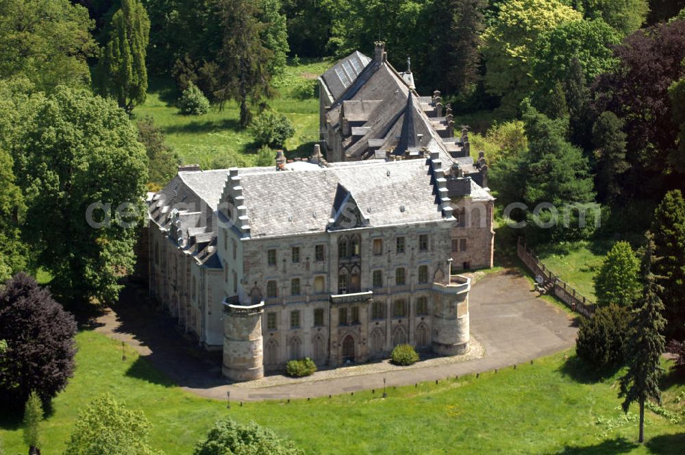 Friedrichroda from the bird's eye view: Blick auf das Schloss Reinhardsbrunn / Reinhardtsbrunn. Das hier zum Schluss geführte Hotel wurde im Oktober 2001 geschlossen. Seit dem steht das Schloss leer. Castle View Reinhardsbrunn / Reinhardt Brunn. The conclusion here to-run hotel was closed in October 2001. Since the castle is empty.