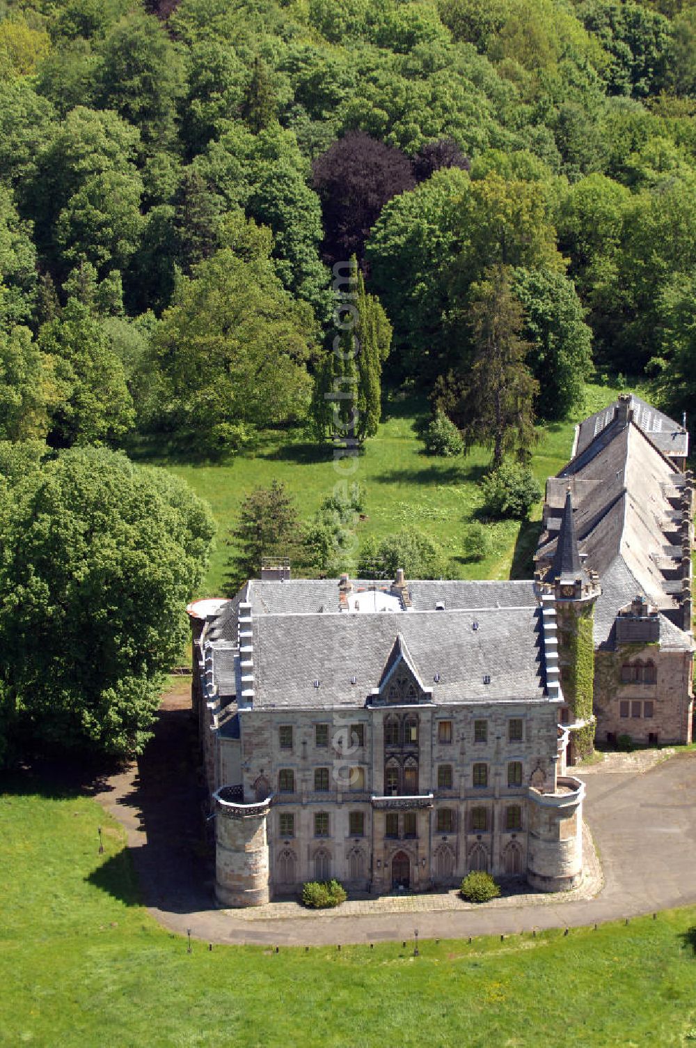 Aerial photograph Friedrichroda - Blick auf das Schloss Reinhardsbrunn / Reinhardtsbrunn. Das hier zum Schluss geführte Hotel wurde im Oktober 2001 geschlossen. Seit dem steht das Schloss leer. Castle View Reinhardsbrunn / Reinhardt Brunn. The conclusion here to-run hotel was closed in October 2001. Since the castle is empty.