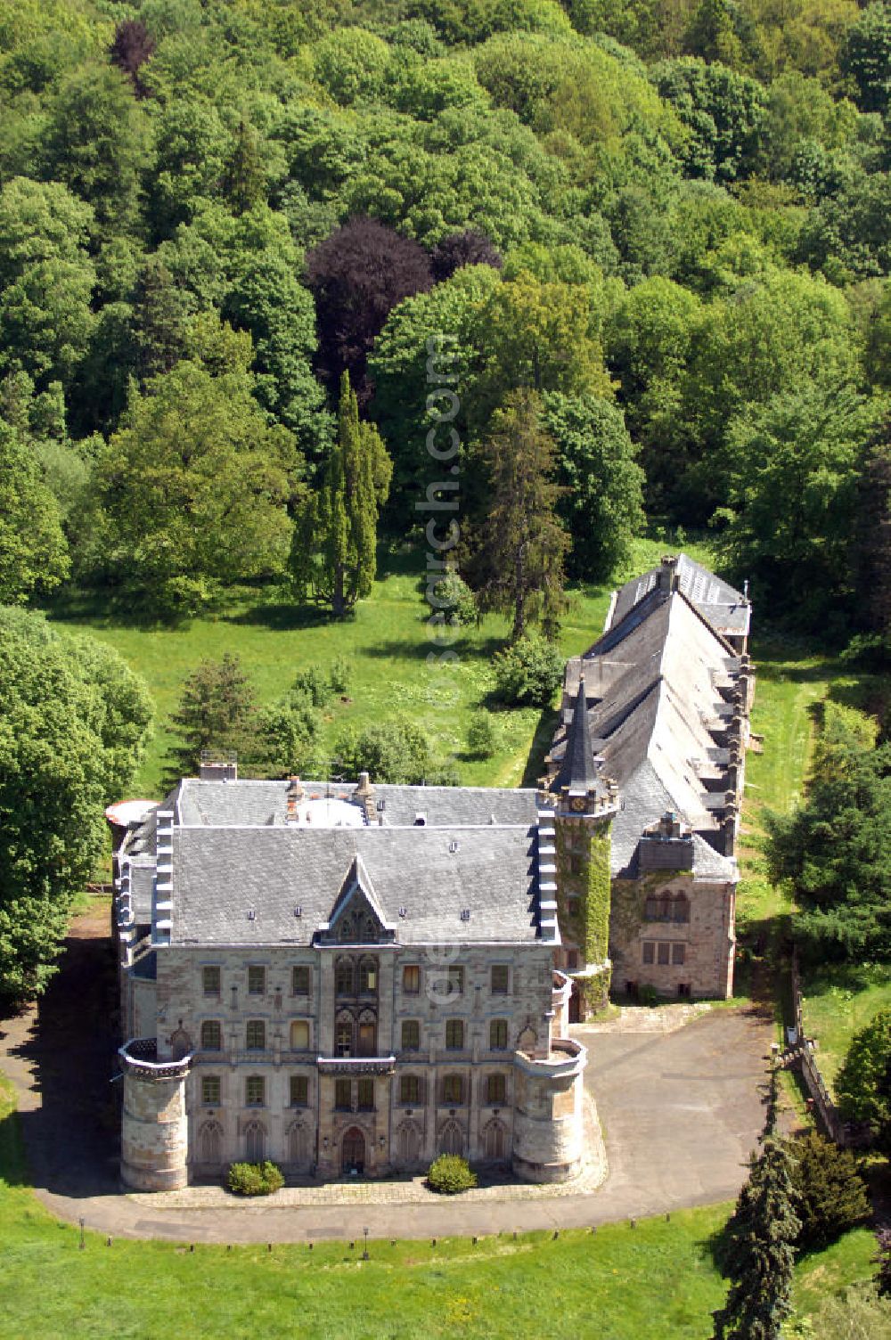 Friedrichroda from above - Blick auf das Schloss Reinhardsbrunn / Reinhardtsbrunn. Das hier zum Schluss geführte Hotel wurde im Oktober 2001 geschlossen. Seit dem steht das Schloss leer. Castle View Reinhardsbrunn / Reinhardt Brunn. The conclusion here to-run hotel was closed in October 2001. Since the castle is empty.