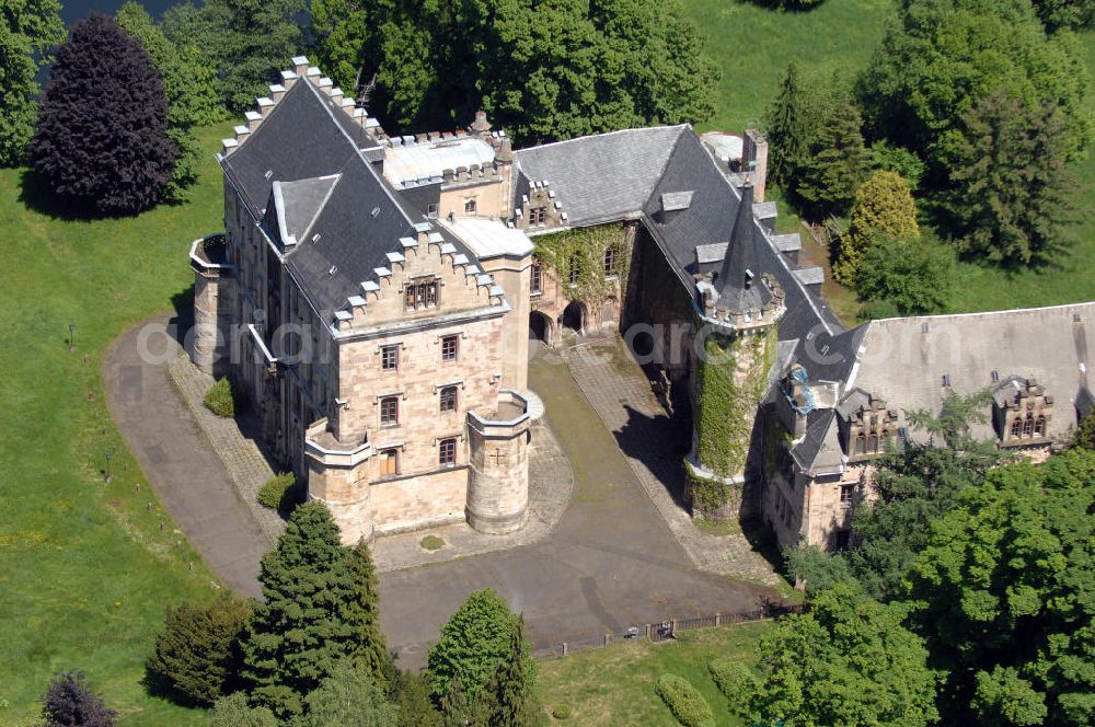 Friedrichroda from the bird's eye view: Blick auf das Schloss Reinhardsbrunn / Reinhardtsbrunn. Das hier zum Schluss geführte Hotel wurde im Oktober 2001 geschlossen. Seit dem steht das Schloss leer. Castle View Reinhardsbrunn / Reinhardt Brunn. The conclusion here to-run hotel was closed in October 2001. Since the castle is empty.