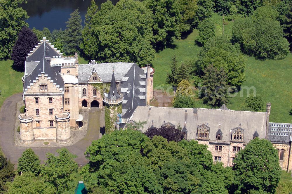 Aerial photograph Friedrichroda - Blick auf das Schloss Reinhardsbrunn / Reinhardtsbrunn. Das hier zum Schluss geführte Hotel wurde im Oktober 2001 geschlossen. Seit dem steht das Schloss leer. Castle View Reinhardsbrunn / Reinhardt Brunn. The conclusion here to-run hotel was closed in October 2001. Since the castle is empty.