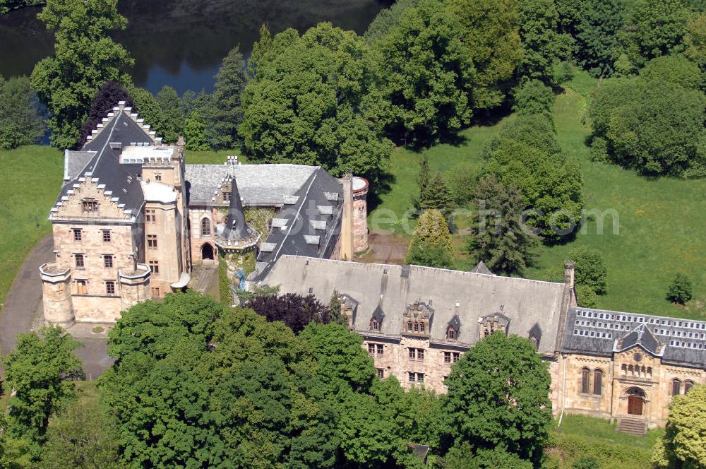 Friedrichroda from above - Blick auf das Schloss Reinhardsbrunn / Reinhardtsbrunn. Das hier zum Schluss geführte Hotel wurde im Oktober 2001 geschlossen. Seit dem steht das Schloss leer. Castle View Reinhardsbrunn / Reinhardt Brunn. The conclusion here to-run hotel was closed in October 2001. Since the castle is empty.