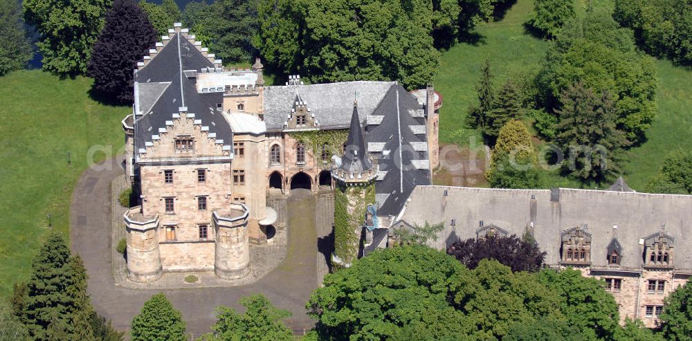 Friedrichroda from the bird's eye view: Blick auf das Schloss Reinhardsbrunn / Reinhardtsbrunn. Das hier zum Schluss geführte Hotel wurde im Oktober 2001 geschlossen. Seit dem steht das Schloss leer. Castle View Reinhardsbrunn / Reinhardt Brunn. The conclusion here to-run hotel was closed in October 2001. Since the castle is empty.