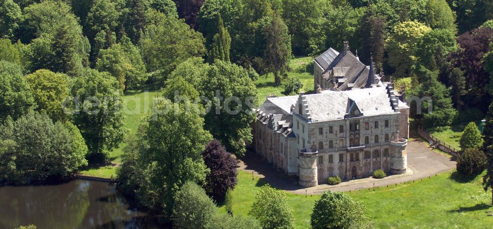 Aerial image Friedrichroda - Blick auf das Schloss Reinhardsbrunn / Reinhardtsbrunn. Das hier zum Schluss geführte Hotel wurde im Oktober 2001 geschlossen. Seit dem steht das Schloss leer. Castle View Reinhardsbrunn / Reinhardt Brunn. The conclusion here to-run hotel was closed in October 2001. Since the castle is empty.