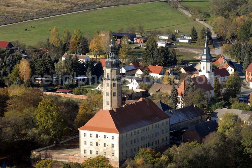 Aerial photograph Bad Schmiedeberg - Blick auf das barocke Wasserschloss Reinharz. Es wurde Ende des 17. Jahrhunderts erbaut. Im Schloss finden regelmäßig Führungen, Konzerte und Ausstellungen statt. Kontakt: Förderverein Schloss Reinharz e.V. , 06905 Bad Schmiedeberg - Ansprechpartner: Frau Hönicke; Telefon 034925 / 71786