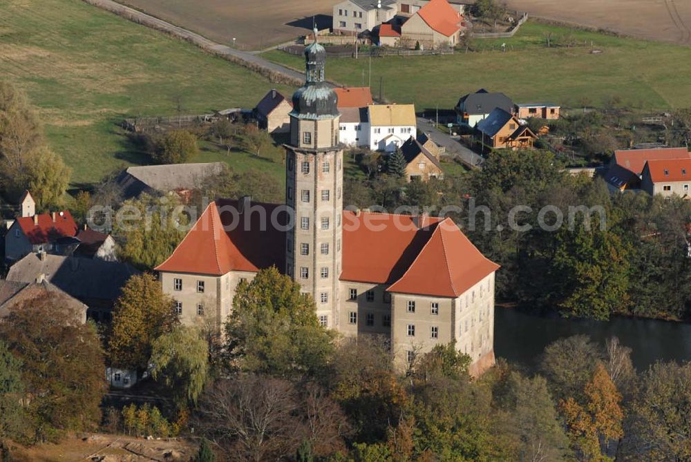 Bad Schmiedeberg from the bird's eye view: Blick auf das barocke Wasserschloss Reinharz. Es wurde Ende des 17. Jahrhunderts erbaut. Im Schloss finden regelmäßig Führungen, Konzerte und Ausstellungen statt. Kontakt: Förderverein Schloss Reinharz e.V. , 06905 Bad Schmiedeberg - Ansprechpartner: Frau Hönicke; Telefon 034925 / 71786