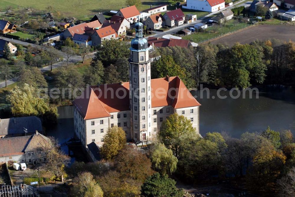 Aerial image Bad Schmiedeberg - Blick auf das barocke Wasserschloss Reinharz. Es wurde Ende des 17. Jahrhunderts erbaut. Im Schloss finden regelmäßig Führungen, Konzerte und Ausstellungen statt. Kontakt: Förderverein Schloss Reinharz e.V. , 06905 Bad Schmiedeberg - Ansprechpartner: Frau Hönicke; Telefon 034925 / 71786