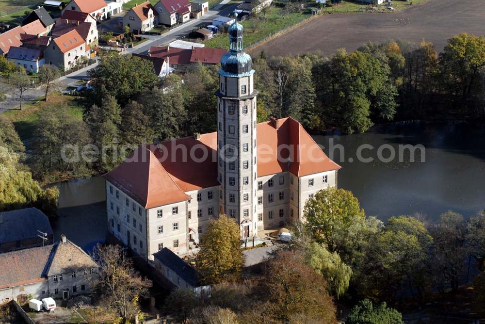 Aerial photograph Bad Schmiedeberg - Blick auf das barocke Wasserschloss Reinharz. Es wurde Ende des 17. Jahrhunderts erbaut. Im Schloss finden regelmäßig Führungen, Konzerte und Ausstellungen statt. Kontakt: Förderverein Schloss Reinharz e.V. , 06905 Bad Schmiedeberg - Ansprechpartner: Frau Hönicke; Telefon 034925 / 71786