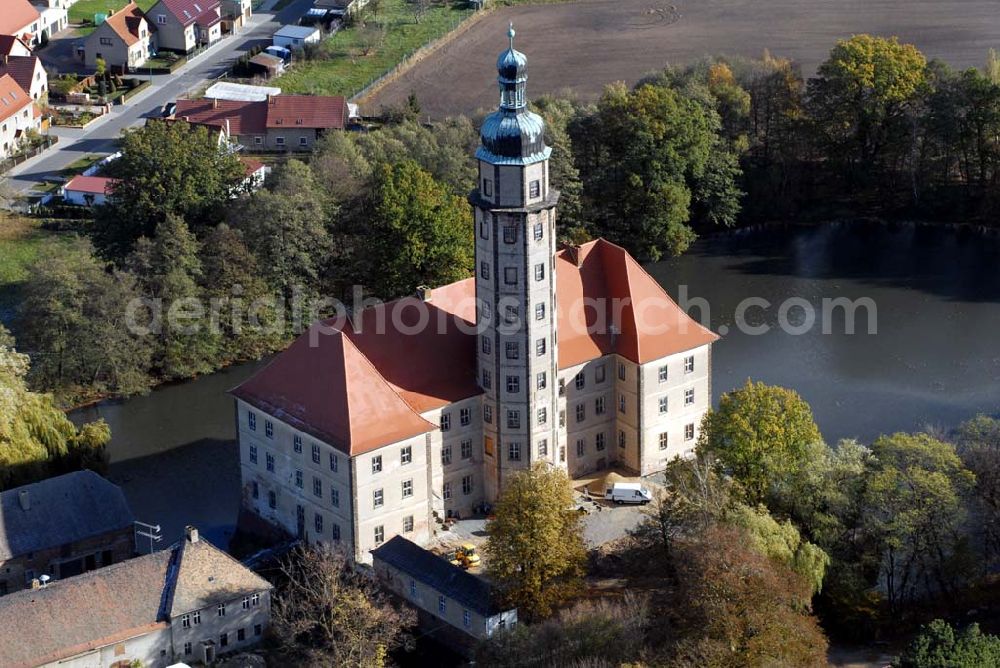 Bad Schmiedeberg from above - Blick auf das barocke Wasserschloss Reinharz. Es wurde Ende des 17. Jahrhunderts erbaut. Im Schloss finden regelmäßig Führungen, Konzerte und Ausstellungen statt. Kontakt: Förderverein Schloss Reinharz e.V. , 06905 Bad Schmiedeberg - Ansprechpartner: Frau Hönicke; Telefon 034925 / 71786