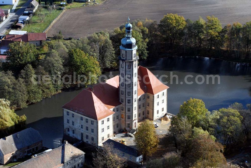 Bad Schmiedeberg from the bird's eye view: Blick auf das barocke Wasserschloss Reinharz. Es wurde Ende des 17. Jahrhunderts erbaut. Im Schloss finden regelmäßig Führungen, Konzerte und Ausstellungen statt. Kontakt: Förderverein Schloss Reinharz e.V. , 06905 Bad Schmiedeberg - Ansprechpartner: Frau Hönicke; Telefon 034925 / 71786