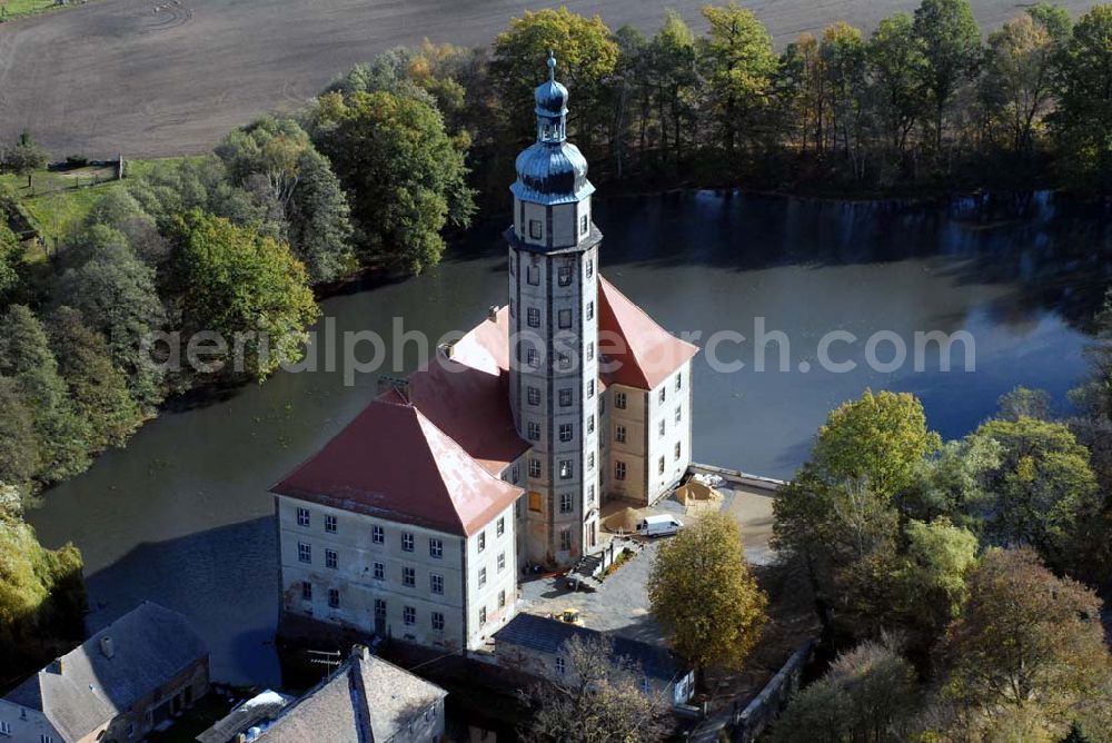 Aerial image Bad Schmiedeberg - Blick auf das barocke Wasserschloss Reinharz. Es wurde Ende des 17. Jahrhunderts erbaut. Im Schloss finden regelmäßig Führungen, Konzerte und Ausstellungen statt. Kontakt: Förderverein Schloss Reinharz e.V. , 06905 Bad Schmiedeberg - Ansprechpartner: Frau Hönicke; Telefon 034925 / 71786