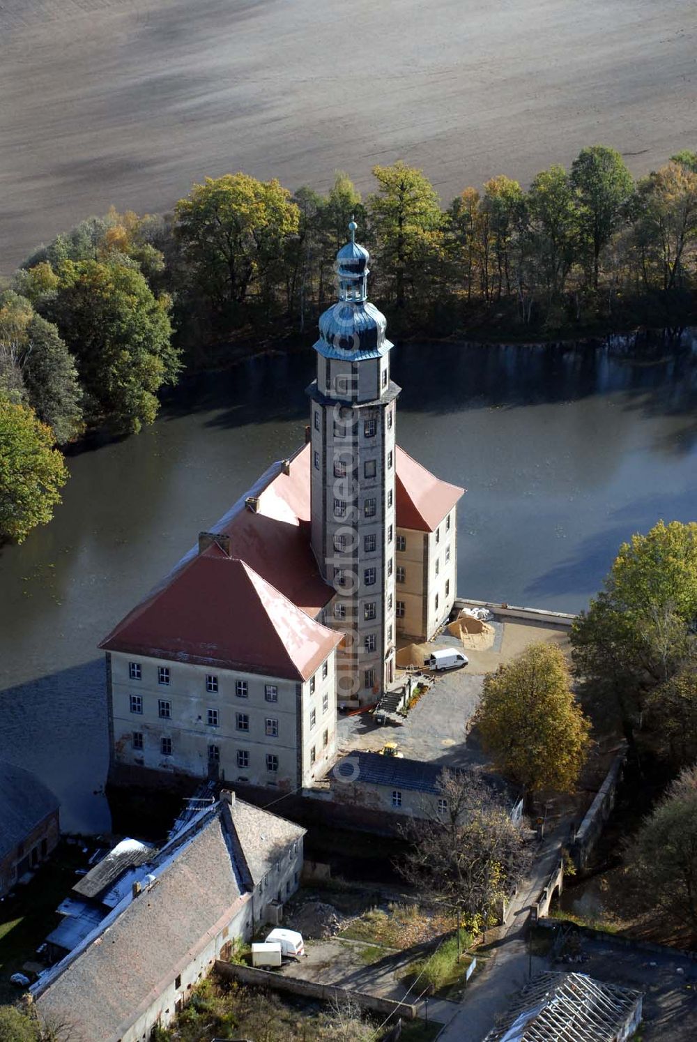 Aerial photograph Bad Schmiedeberg - Blick auf das barocke Wasserschloss Reinharz. Es wurde Ende des 17. Jahrhunderts erbaut. Im Schloss finden regelmäßig Führungen, Konzerte und Ausstellungen statt. Kontakt: Förderverein Schloss Reinharz e.V. , 06905 Bad Schmiedeberg - Ansprechpartner: Frau Hönicke; Telefon 034925 / 71786