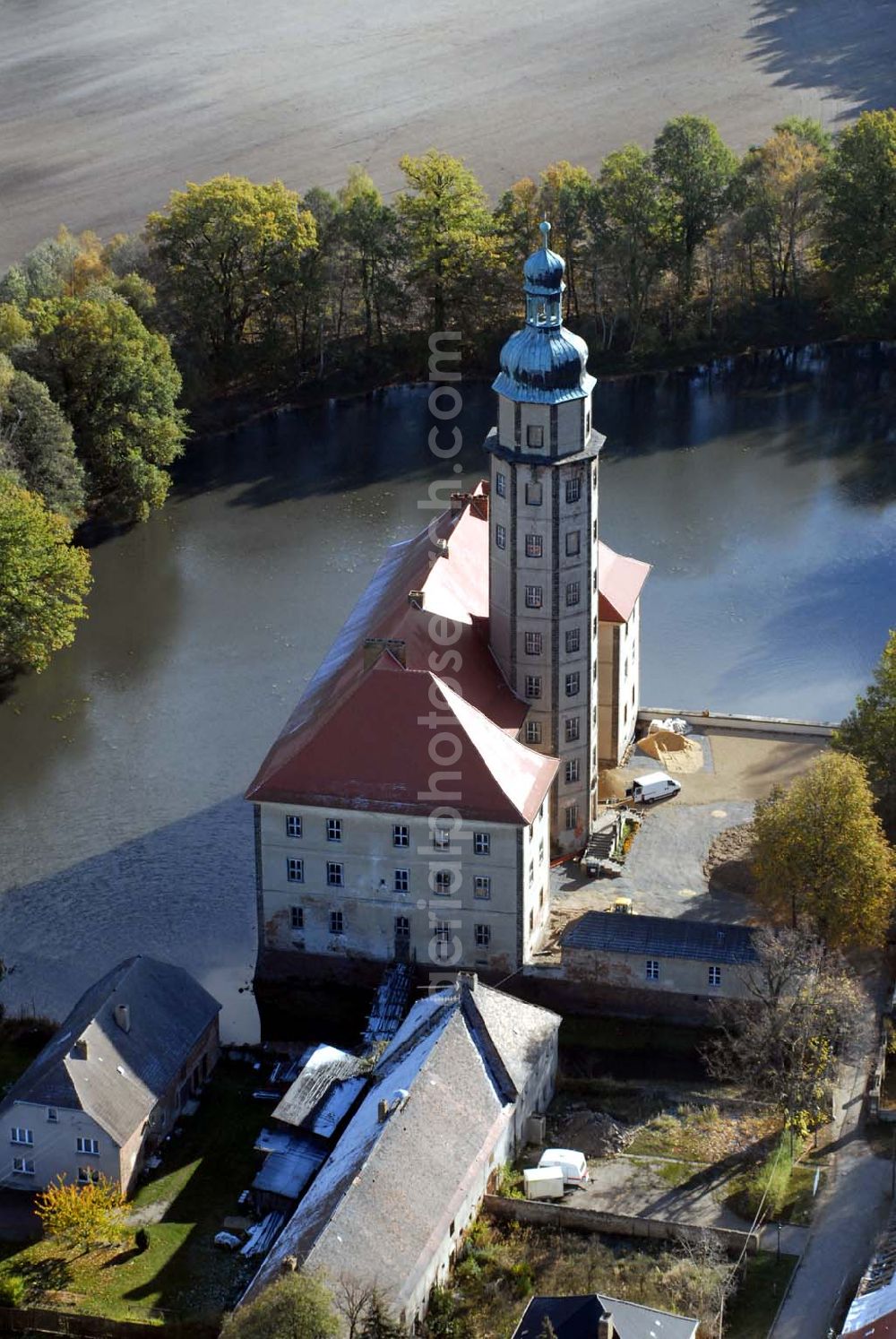 Bad Schmiedeberg from above - Blick auf das barocke Wasserschloss Reinharz. Es wurde Ende des 17. Jahrhunderts erbaut. Im Schloss finden regelmäßig Führungen, Konzerte und Ausstellungen statt. Kontakt: Förderverein Schloss Reinharz e.V. , 06905 Bad Schmiedeberg - Ansprechpartner: Frau Hönicke; Telefon 034925 / 71786