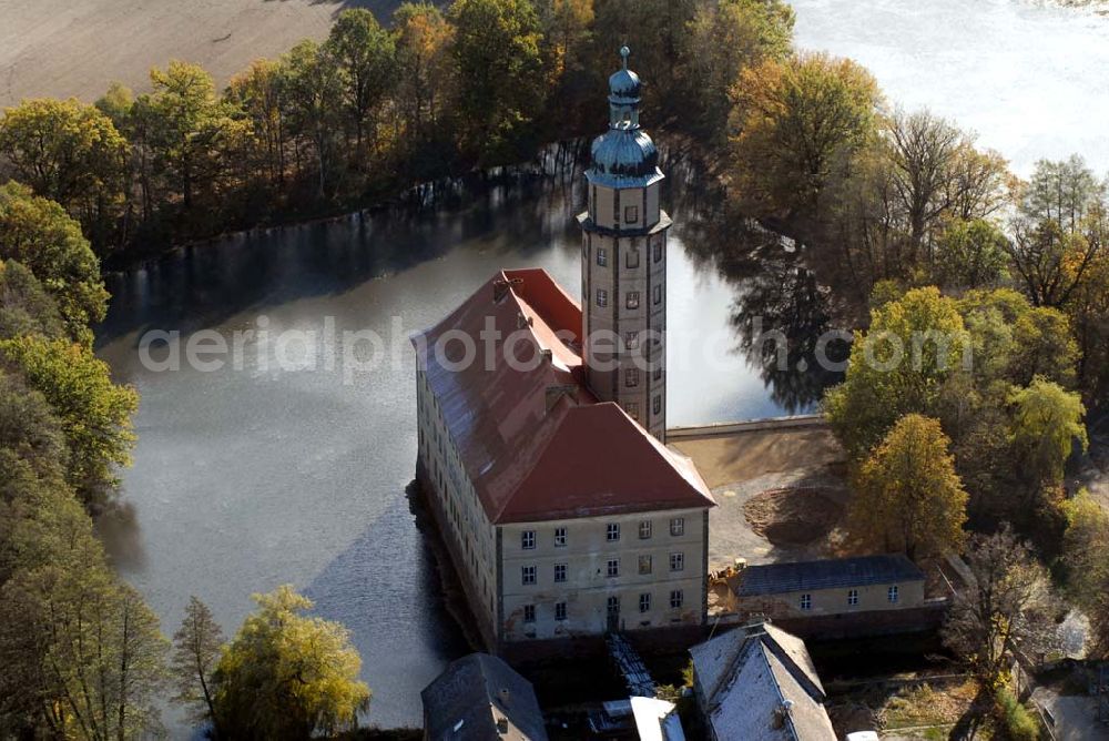 Bad Schmiedeberg from the bird's eye view: Blick auf das barocke Wasserschloss Reinharz. Es wurde Ende des 17. Jahrhunderts erbaut. Im Schloss finden regelmäßig Führungen, Konzerte und Ausstellungen statt. Kontakt: Förderverein Schloss Reinharz e.V. , 06905 Bad Schmiedeberg - Ansprechpartner: Frau Hönicke; Telefon 034925 / 71786