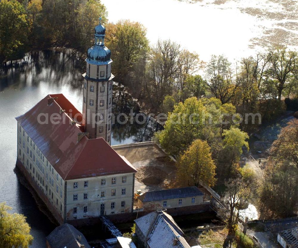 Aerial image Bad Schmiedeberg - Blick auf das barocke Wasserschloss Reinharz. Es wurde Ende des 17. Jahrhunderts erbaut. Im Schloss finden regelmäßig Führungen, Konzerte und Ausstellungen statt. Kontakt: Förderverein Schloss Reinharz e.V. , 06905 Bad Schmiedeberg - Ansprechpartner: Frau Hönicke; Telefon 034925 / 71786