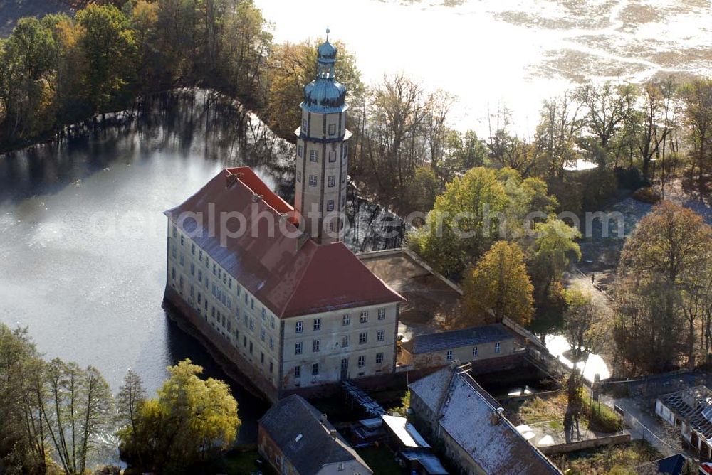 Aerial photograph Bad Schmiedeberg - Blick auf das barocke Wasserschloss Reinharz. Es wurde Ende des 17. Jahrhunderts erbaut. Im Schloss finden regelmäßig Führungen, Konzerte und Ausstellungen statt. Kontakt: Förderverein Schloss Reinharz e.V. , 06905 Bad Schmiedeberg - Ansprechpartner: Frau Hönicke; Telefon 034925 / 71786