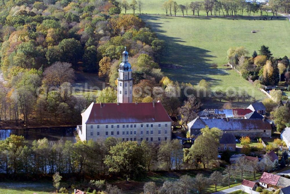 Bad Schmiedeberg from above - Blick auf das barocke Wasserschloss Reinharz. Es wurde Ende des 17. Jahrhunderts erbaut. Im Schloss finden regelmäßig Führungen, Konzerte und Ausstellungen statt. Kontakt: Förderverein Schloss Reinharz e.V. , 06905 Bad Schmiedeberg - Ansprechpartner: Frau Hönicke; Telefon 034925 / 71786