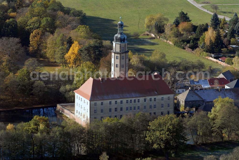 Bad Schmiedeberg from the bird's eye view: Blick auf das barocke Wasserschloss Reinharz. Es wurde Ende des 17. Jahrhunderts erbaut. Im Schloss finden regelmäßig Führungen, Konzerte und Ausstellungen statt. Kontakt: Förderverein Schloss Reinharz e.V. , 06905 Bad Schmiedeberg - Ansprechpartner: Frau Hönicke; Telefon 034925 / 71786