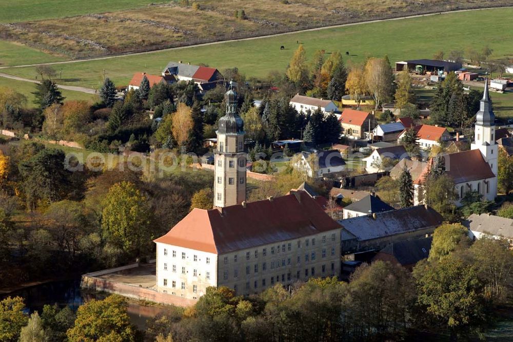 Aerial image Bad Schmiedeberg - Blick auf das barocke Wasserschloss Reinharz. Es wurde Ende des 17. Jahrhunderts erbaut. Im Schloss finden regelmäßig Führungen, Konzerte und Ausstellungen statt. Kontakt: Förderverein Schloss Reinharz e.V. , 06905 Bad Schmiedeberg - Ansprechpartner: Frau Hönicke; Telefon 034925 / 71786