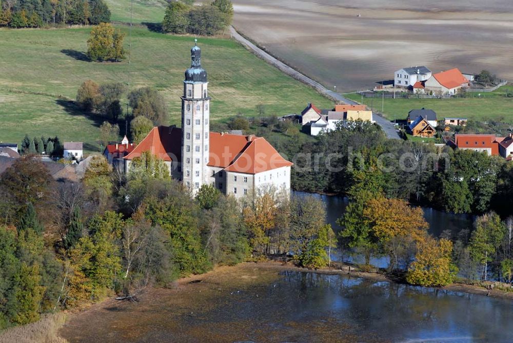 Aerial photograph Bad Schmiedeberg - Blick auf das barocke Wasserschloss Reinharz. Es wurde Ende des 17. Jahrhunderts erbaut. Im Schloss finden regelmäßig Führungen, Konzerte und Ausstellungen statt. Kontakt: Förderverein Schloss Reinharz e.V. , 06905 Bad Schmiedeberg - Ansprechpartner: Frau Hönicke; Telefon 034925 / 71786