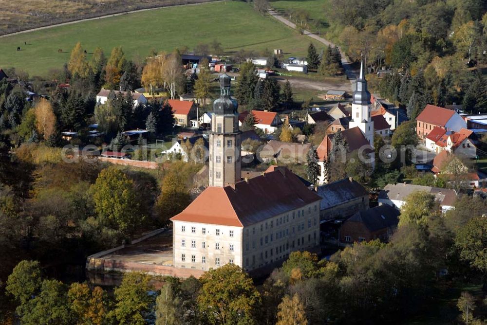 Bad Schmiedeberg from above - Blick auf das barocke Wasserschloss Reinharz. Es wurde Ende des 17. Jahrhunderts erbaut. Im Schloss finden regelmäßig Führungen, Konzerte und Ausstellungen statt. Kontakt: Förderverein Schloss Reinharz e.V. , 06905 Bad Schmiedeberg - Ansprechpartner: Frau Hönicke; Telefon 034925 / 71786