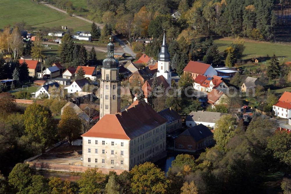 Bad Schmiedeberg from the bird's eye view: Blick auf das barocke Wasserschloss Reinharz. Es wurde Ende des 17. Jahrhunderts erbaut. Im Schloss finden regelmäßig Führungen, Konzerte und Ausstellungen statt. Kontakt: Förderverein Schloss Reinharz e.V. , 06905 Bad Schmiedeberg - Ansprechpartner: Frau Hönicke; Telefon 034925 / 71786