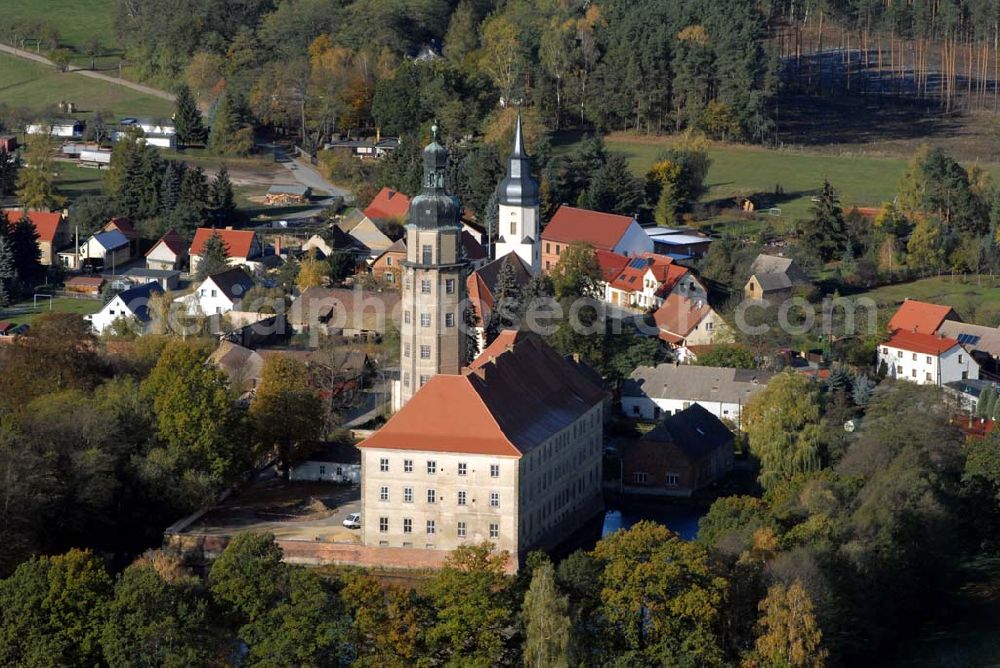 Aerial image Bad Schmiedeberg - Blick auf das barocke Wasserschloss Reinharz. Es wurde Ende des 17. Jahrhunderts erbaut. Im Schloss finden regelmäßig Führungen, Konzerte und Ausstellungen statt. Kontakt: Förderverein Schloss Reinharz e.V. , 06905 Bad Schmiedeberg - Ansprechpartner: Frau Hönicke; Telefon 034925 / 71786