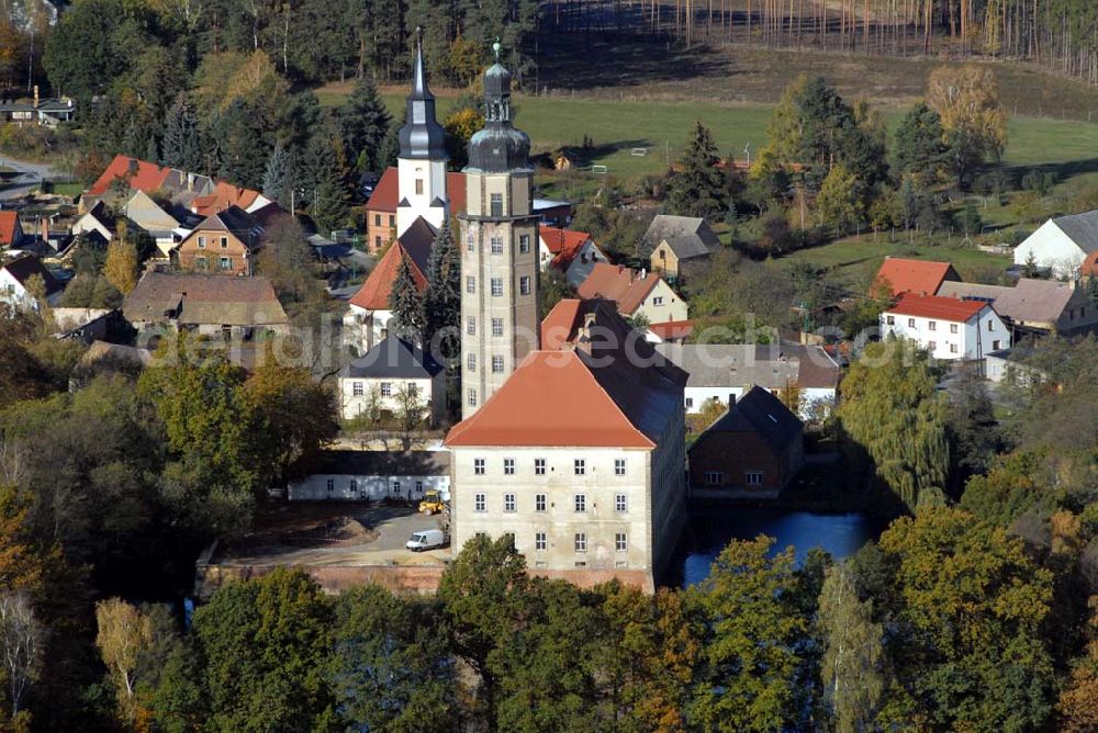 Aerial photograph Bad Schmiedeberg - Blick auf das barocke Wasserschloss Reinharz. Es wurde Ende des 17. Jahrhunderts erbaut. Im Schloss finden regelmäßig Führungen, Konzerte und Ausstellungen statt. Kontakt: Förderverein Schloss Reinharz e.V. , 06905 Bad Schmiedeberg - Ansprechpartner: Frau Hönicke; Telefon 034925 / 71786