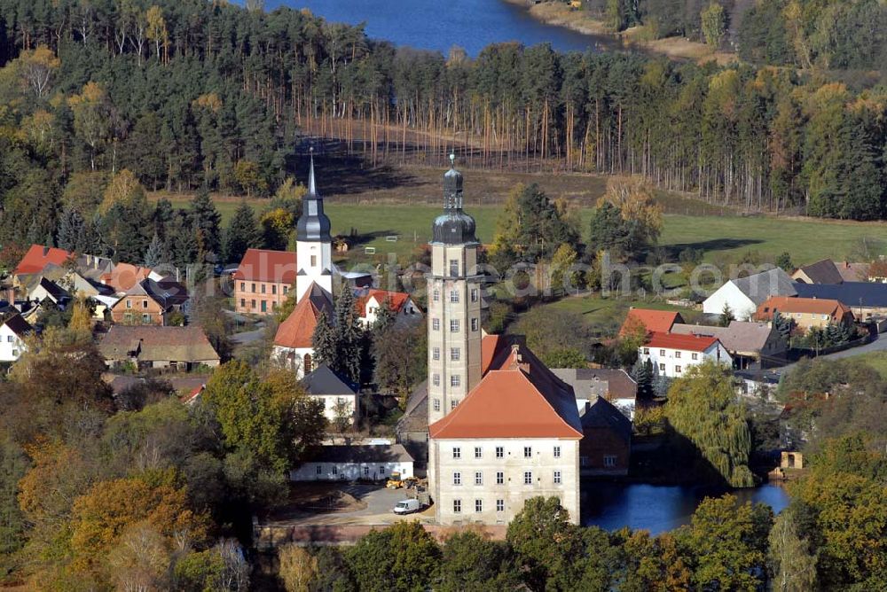 Bad Schmiedeberg from above - Blick auf das barocke Wasserschloss Reinharz. Es wurde Ende des 17. Jahrhunderts erbaut. Im Schloss finden regelmäßig Führungen, Konzerte und Ausstellungen statt. Kontakt: Förderverein Schloss Reinharz e.V. , 06905 Bad Schmiedeberg - Ansprechpartner: Frau Hönicke; Telefon 034925 / 71786