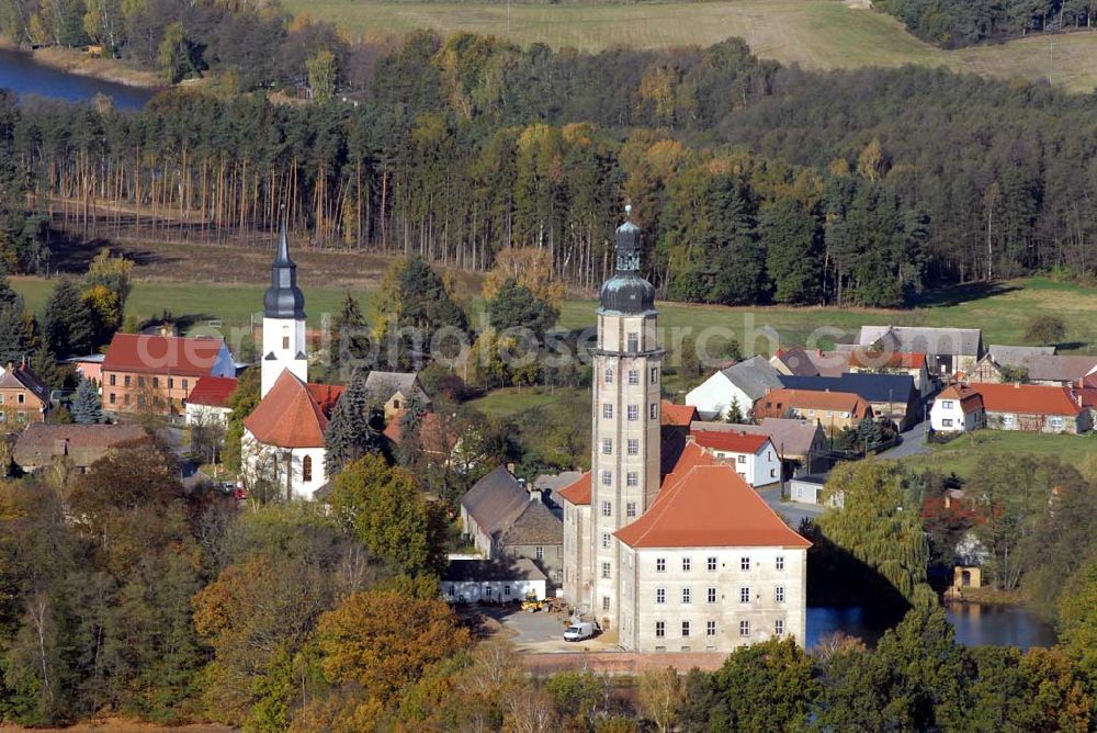 Bad Schmiedeberg from the bird's eye view: Blick auf das barocke Wasserschloss Reinharz. Es wurde Ende des 17. Jahrhunderts erbaut. Im Schloss finden regelmäßig Führungen, Konzerte und Ausstellungen statt. Kontakt: Förderverein Schloss Reinharz e.V. , 06905 Bad Schmiedeberg - Ansprechpartner: Frau Hönicke; Telefon 034925 / 71786