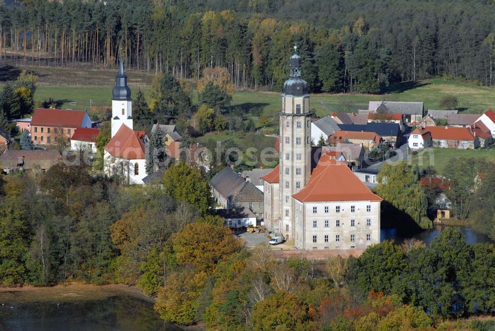 Aerial image Bad Schmiedeberg - Blick auf das barocke Wasserschloss Reinharz. Es wurde Ende des 17. Jahrhunderts erbaut. Im Schloss finden regelmäßig Führungen, Konzerte und Ausstellungen statt. Kontakt: Förderverein Schloss Reinharz e.V. , 06905 Bad Schmiedeberg - Ansprechpartner: Frau Hönicke; Telefon 034925 / 71786