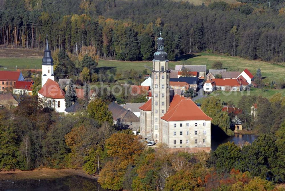 Aerial photograph Bad Schmiedeberg - Blick auf das barocke Wasserschloss Reinharz. Es wurde Ende des 17. Jahrhunderts erbaut. Im Schloss finden regelmäßig Führungen, Konzerte und Ausstellungen statt. Kontakt: Förderverein Schloss Reinharz e.V. , 06905 Bad Schmiedeberg - Ansprechpartner: Frau Hönicke; Telefon 034925 / 71786