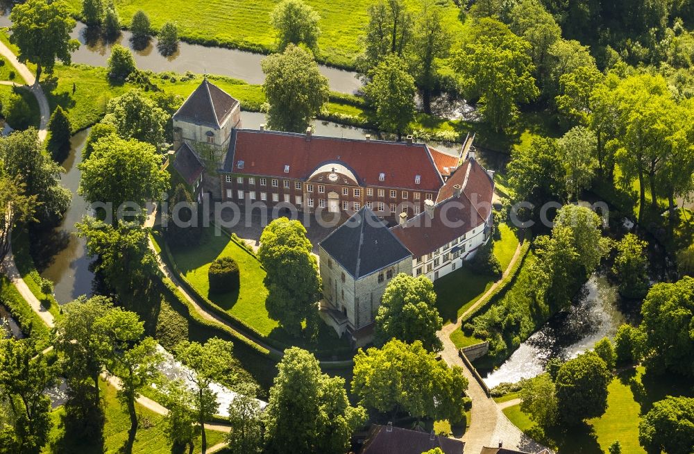 Rheda-Wiedenbrück from the bird's eye view: Rheda Castle with the castle grounds in Rheda-Wiedenbrueck in the state North Rhine-Westphalia. Until today the moated castle is used as a Wolfgang Gerbere residence. Foto: Hans Blossey