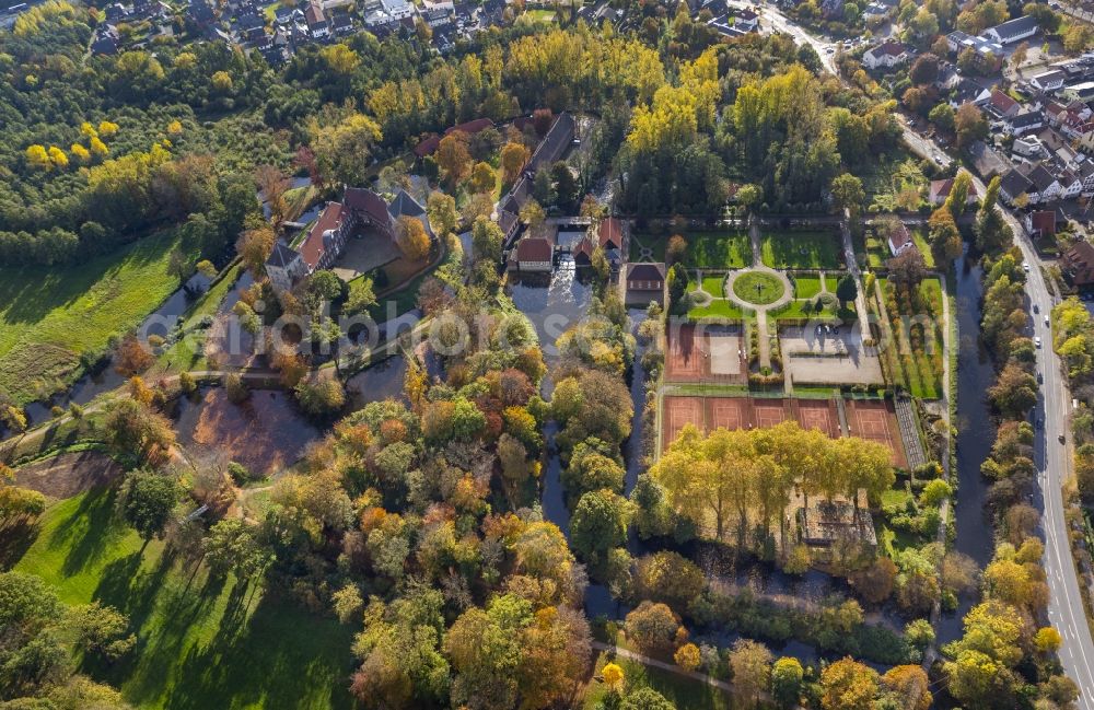 Aerial photograph Rheda-Wiedenbrück - Rheda Castle with the Castle Park in Rheda-Wiedenbrück in the state of North Rhine-Westphalia