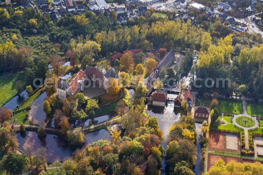 Rheda-Wiedenbrück from the bird's eye view: Rheda Castle with the Castle Park in Rheda-Wiedenbrück in the state of North Rhine-Westphalia