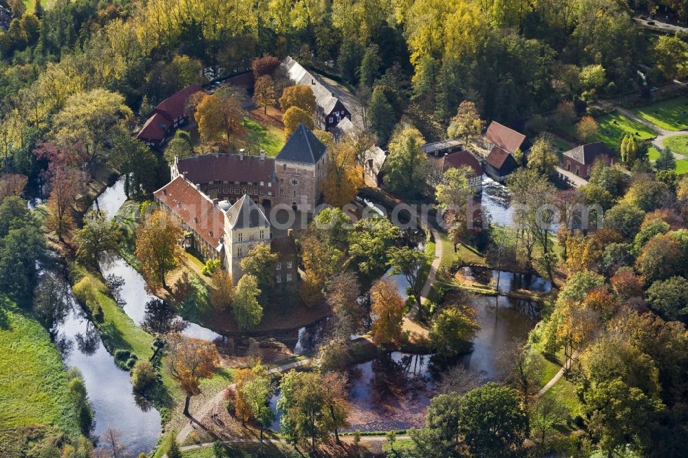 Aerial photograph Rheda-Wiedenbrück - Rheda Castle with the Castle Park in Rheda-Wiedenbrück in the state of North Rhine-Westphalia