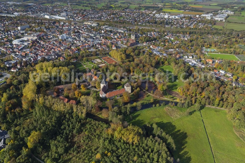 Aerial photograph Rheda-Wiedenbrück - Rheda Castle with the Castle Park in Rheda-Wiedenbrück in the state of North Rhine-Westphalia