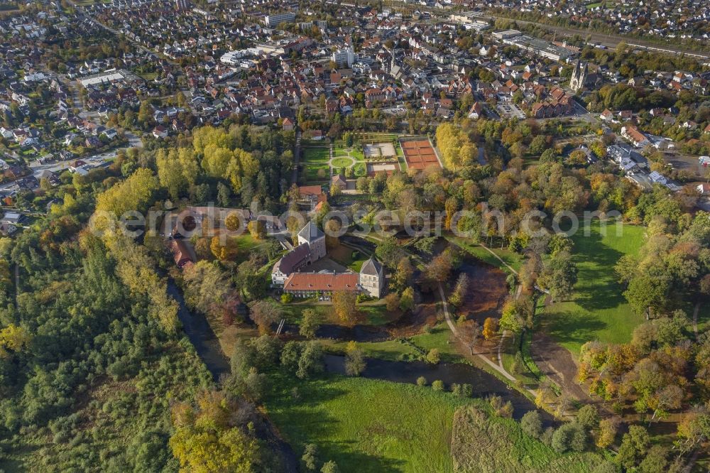 Aerial photograph Rheda-Wiedenbrück - Rheda Castle with the Castle Park in Rheda-Wiedenbrück in the state of North Rhine-Westphalia