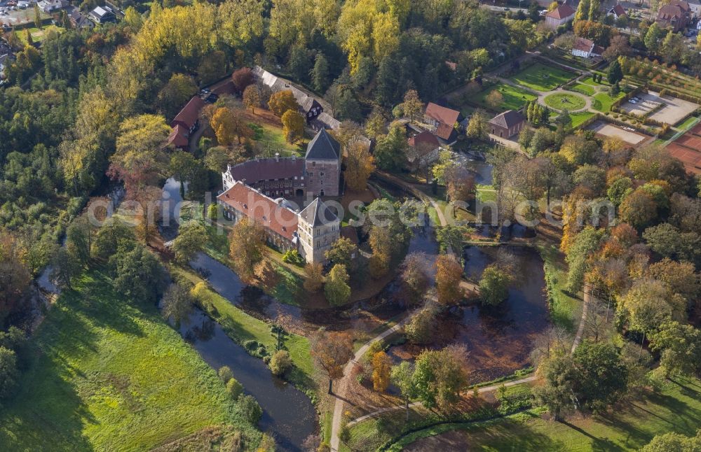 Rheda-Wiedenbrück from the bird's eye view: Rheda Castle with the Castle Park in Rheda-Wiedenbrück in the state of North Rhine-Westphalia