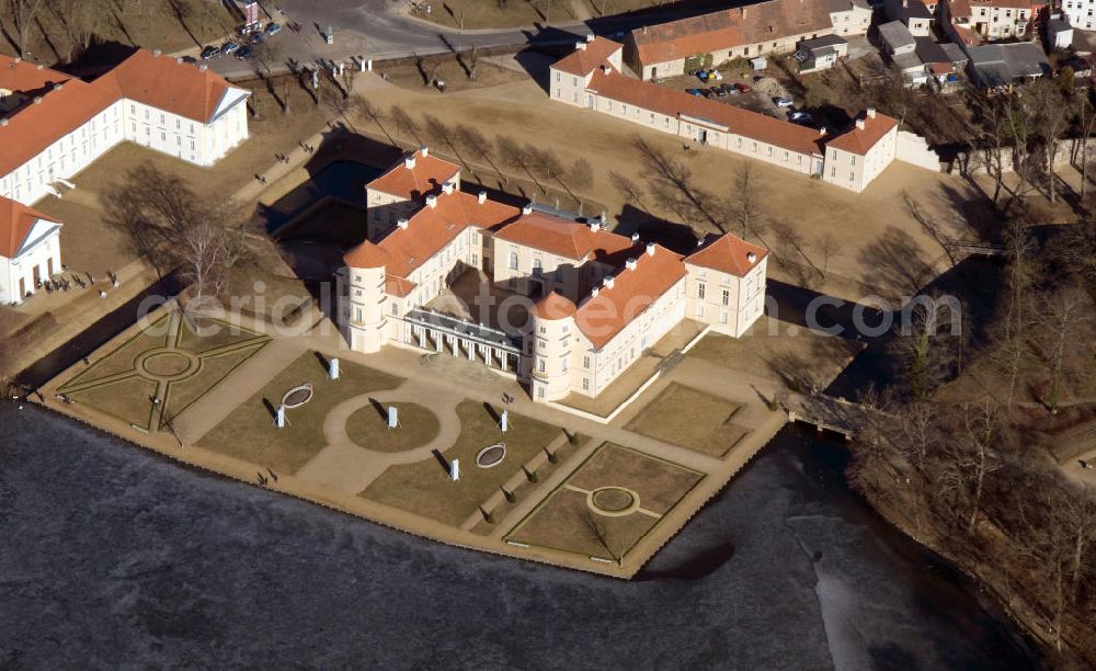 Aerial photograph Rheinsberg - Das Schloss Rheinsberg in der Stadt Rheinsberg am Grienericksee in Brandenburg. Heute gehört das Schloss mit seinen Gartenanlagen der Stiftung Preußische Schlösser und Gärten Berlin-Brandenburg. The castle Rheinsberg in the town Rheinsberg at the lake Grienericksee in Brandenburg.