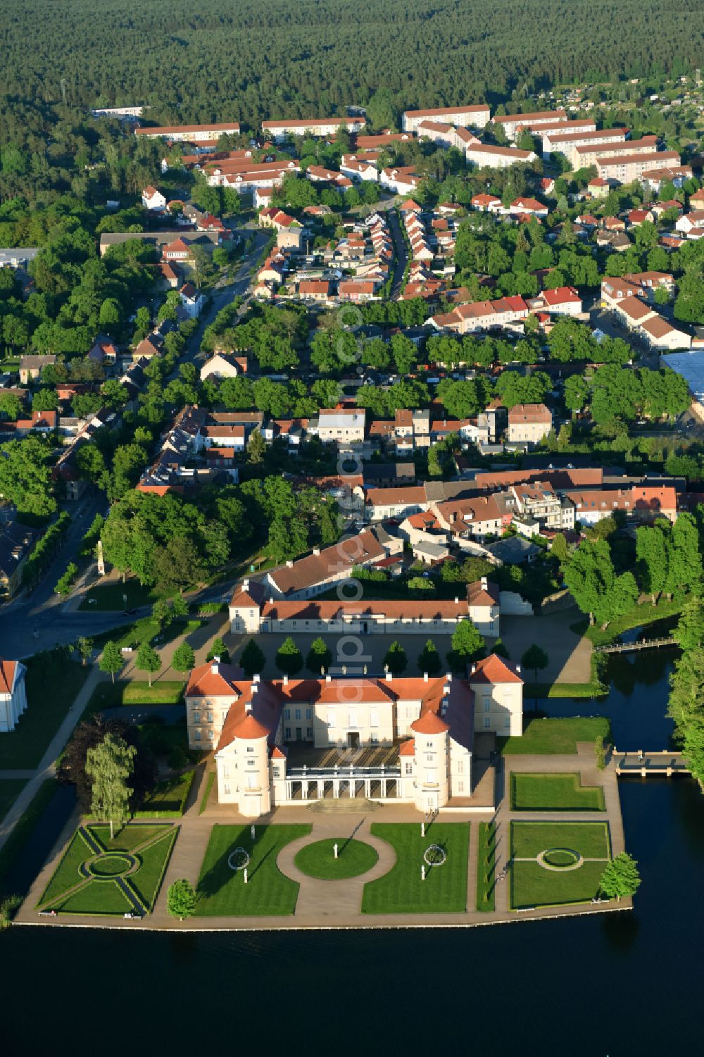 Rheinsberg from the bird's eye view: Rheinsberg Castle in Rheinsberg on the banks of the Rheinsberg Lake in the state of Brandenburg, Germany