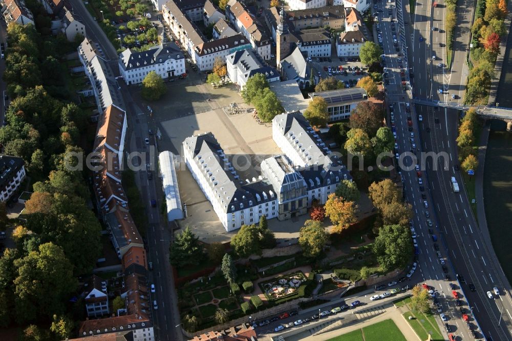 Aerial image Saarbrücken - Castle Saarbrücken in Saarbrücken in the state of Saarland. The Castle is a baroque castle in the Alt-Saarbrücken part of the city. In the past there were a fortress and a renaissance castle on site. Today it is the seat of the district government Saarbrücken. In the cellar and an extension building is the History Museum Saar. Under the adjacent square there are excavations of the historic fortress