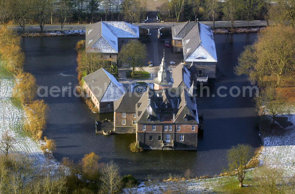 Aerial image Olfen - Blick auf das Schloss Sandfort im Winter. Das Wasserschloss stammt aus dem 16. und Anfang 17. Jahrhundert und ist nur von außen zu besichtigen. View of Castle Sandfort in the winter. The moated castle dates from the 16th and early 17th Century and can be visited only from outside.